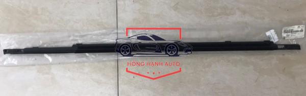 NẸP CHÂN KÍNH XE HYUNDAI SANTAFE | 82210S1000